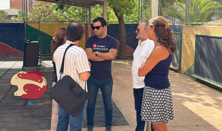Sagredo supervisa la puesta a punto de los centros educativos que recibirán un total de 17.315 estudiantes, el próximo lunes en Paterna