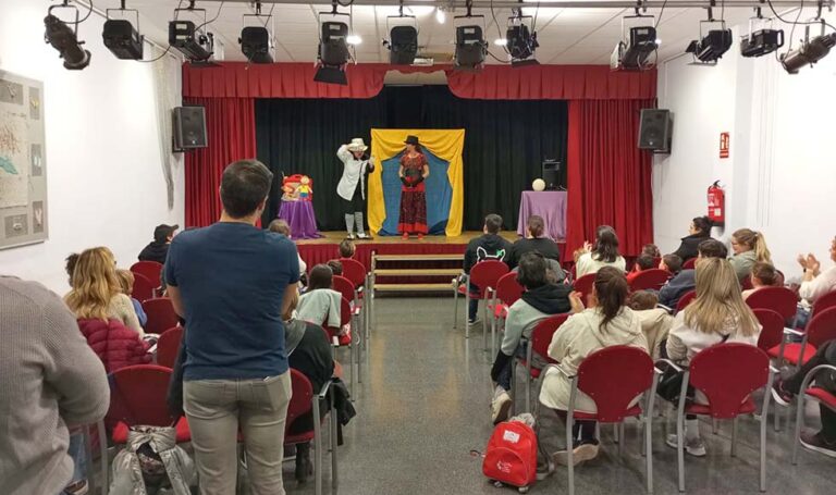 Las bibliotecas de Paterna acogen cuentacuentos para fomentar la lectura entre la población infantil
