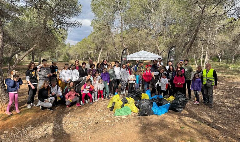 Medio centenar de voluntarios participan en la limpieza del bosque de La Vallesa en Paterna