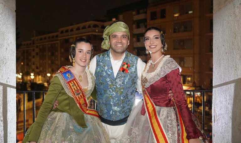 Paterna da la bienvenida a las Fallas bajo la lluvia con una Crida solidaria y muy emotiva 