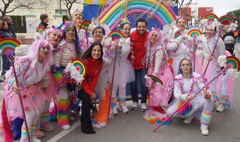 La germanor y la sátira del mundo fallero de Paterna lucen con la Cabalgata del Ninot