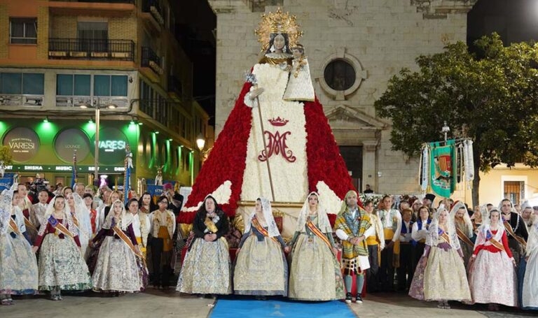 Más de 4.000 falleros de Paterna desfilan en la emotiva y solemne Ofrenda