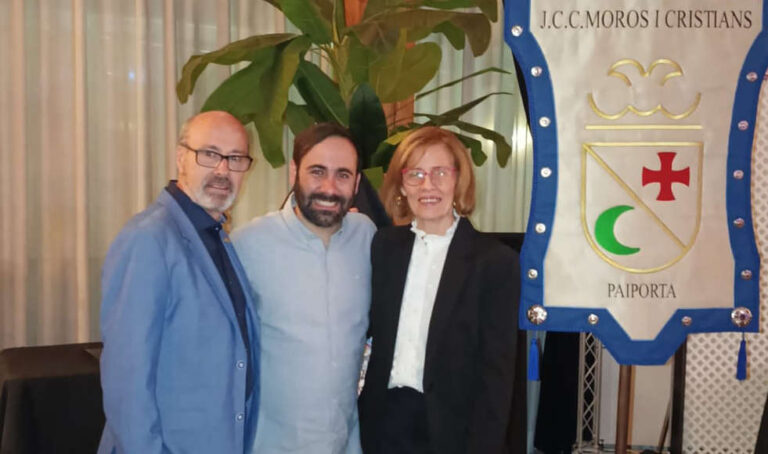 Intercomparsas Paterna entrega un nuevo estandarte a la Coordinadora de Moros y Cristianos de Paiporta como gesto de solidaridad tras la DANA