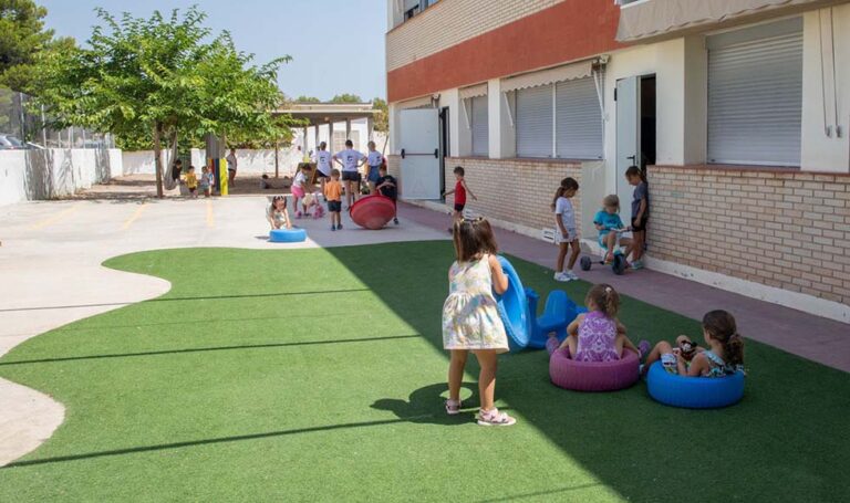 Mas de un millar de niños de entre 3 a 12 años disfrutan desde hoy de la Escuela de Verano de Paterna