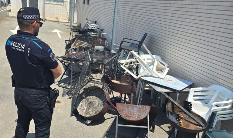 La Policía Local de Paterna retira más de una treintena de barbacoas de las calles de La Coma y Grupos de la Merced