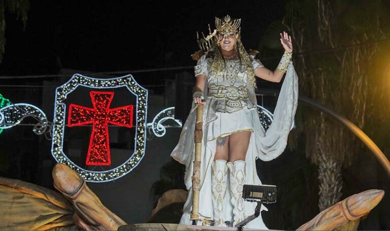 Fuego, danza y leyenda: Guardianas de Sibila ilumina la Gran Nit Cristiana de Paterna
