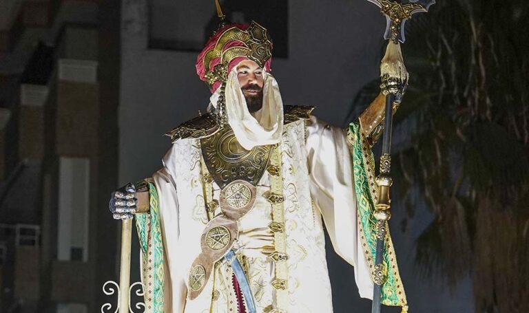 La Capitanía de Abbasies enciende Paterna en una espectacular Gran Nit Mora 