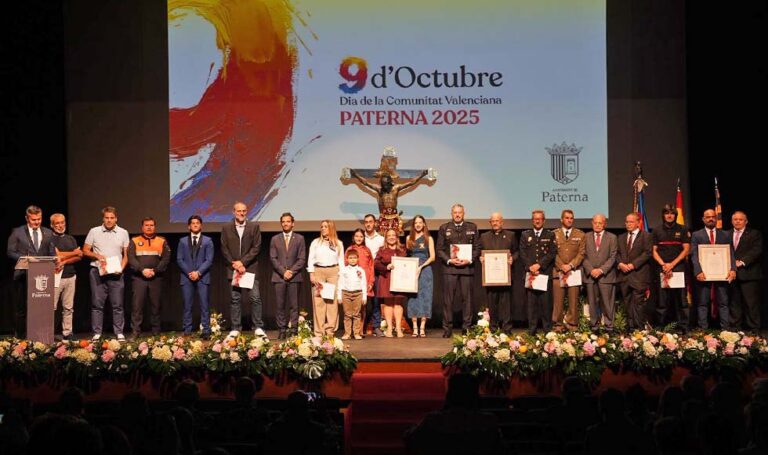 Paterna conmemora el 9 de Octubre con la entrega de las Insignias de Oro de la Vila