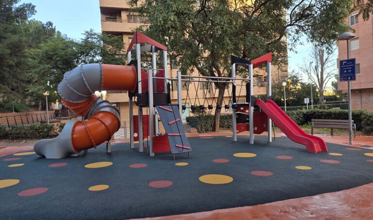El Ayuntamiento de Paterna renueva los parques de la calle Alcora y calle Almassora en el barrio Terramelar