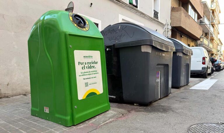 Paterna avanza en la implantación de contenedores de vidrio pequeños para mejorar el reciclaje en el casco urbano y refuerza la red municipal hasta los 245 puntos de recogida