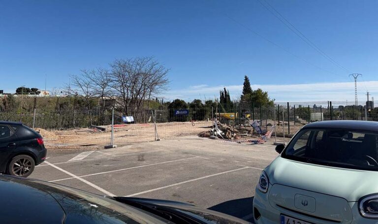 Paterna amplía el parking de la calle Valencia del barrio del Campamento hasta alcanzar las 44 plazas