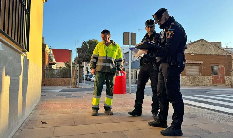 Paterna endurece las sanciones con multas de 1.000 euros por no recoger las heces caninas de la vía pública y por llevar a los perros sin microchip