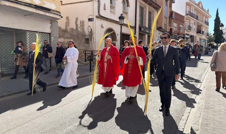 Paterna inicia la Semana Santa con la tradicional bendición de las palmas en Domingo de Ramos