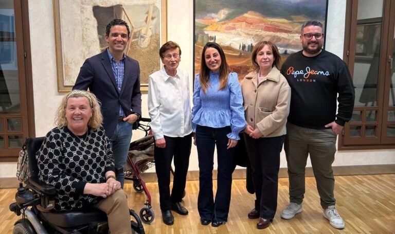 El Gran Teatre Antonio Ferrandis acoge una exposición de las primeras obras de la pintora paternera Milagro Ferrer