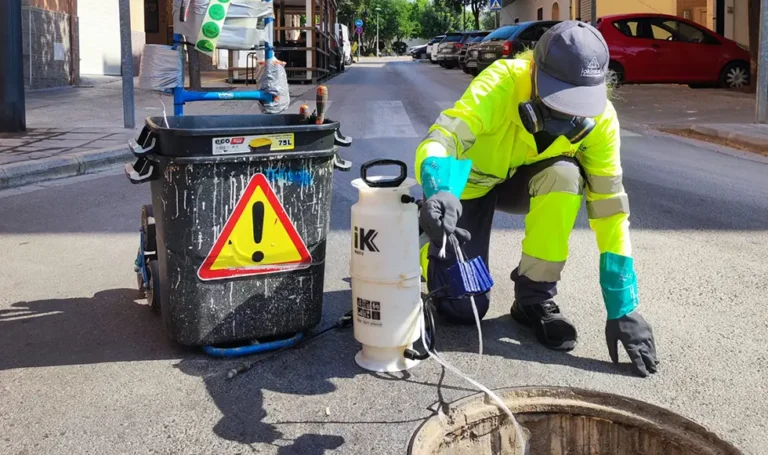 El Ayuntamiento de Paterna intensifica los tratamientos urbanos de desinfección para luchar contra las plagas en verano