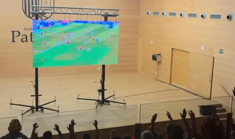 Paterna anima a La Roja con una pantalla gigante en el Auditorio para seguir el partido de fútbol España-Austria