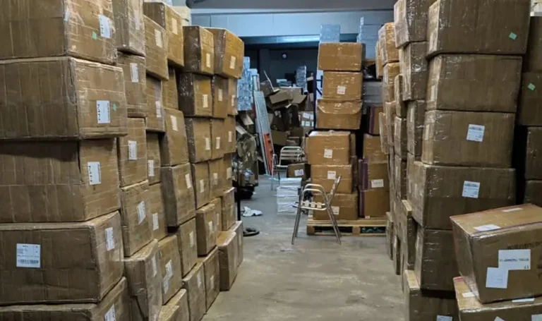 La Policía Local de Paterna desmantela un almacén con miles de productos presuntamente falsificados