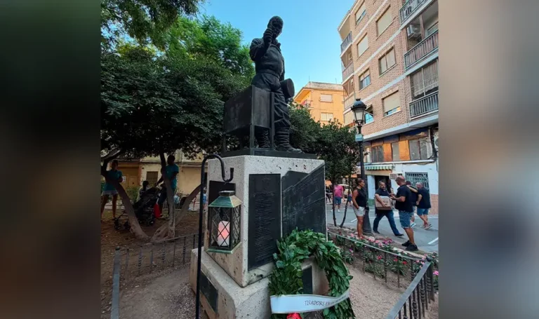 El Monumento al Tirador de Paterna estrena un farolillo de luz perpetua en homenaje a los tiradores fallecidos
