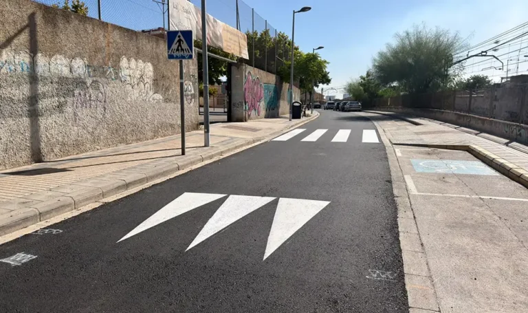 Paterna pone a punto los entornos escolares con trabajos de asfaltado, señalización y limpieza para la vuelta al cole