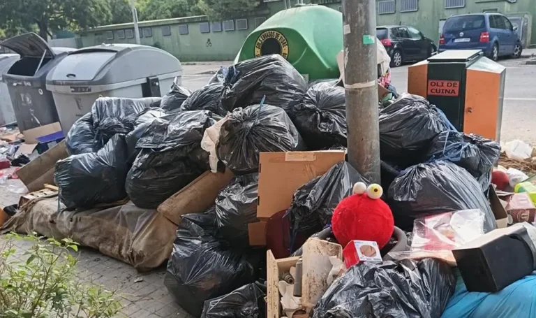 Paterna identifica a una empresa por verter restos de obra en la vía pública, que se enfrenta a una multa de 3.000 euros