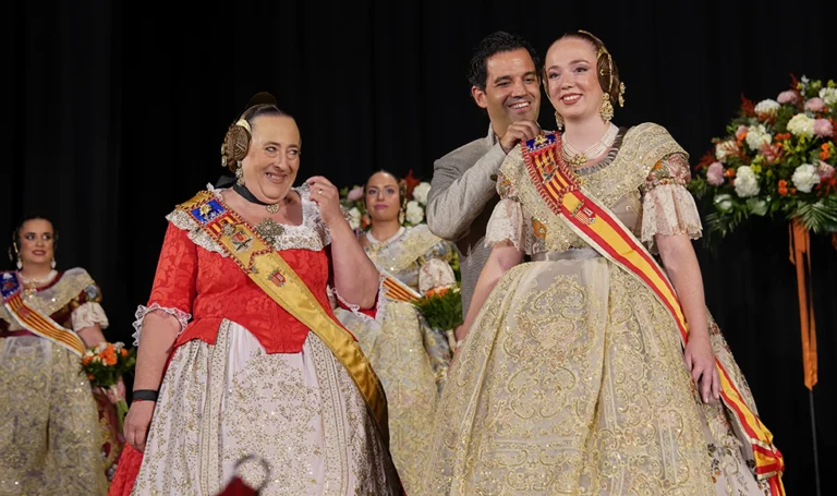 Paterna exalta a sus Falleras Mayores 2027, Marta Morera y Michelle Álvarez 