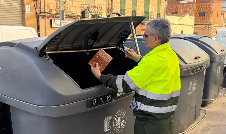 Paterna instala placas neutralizadoras de olores en los contenedores de basura para crear entornos urbanos más agradables